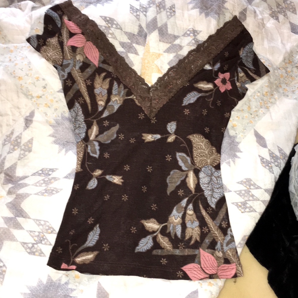 V-neck cropped shirt